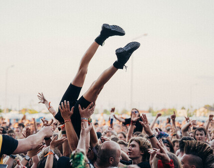 Stage diving - nurkowanie ze sceny. Festiwal Jarocin 2024