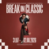 Festiwal BREAK IN CLASSIC wraca w 2026 roku. Widzimy się ponownie w Otwocku Wielkim! 31 lipca - 2 sierpnia 2026 Co Was czeka: jeszcze więcej emocji, jeszcze więcej zaskoczeń, jeszcze więcej muzyki. To nie jest zwykły festiwal. To letnie doświadczenie, które zostanie z Wami na długo. Co szykujemy? Klasykę na światowym poziomie. Nowych artystów, nowe projekty, nowe brzmienia. Koncerty, które można celebrować na wiele sposobów: słuchając, tańcząc, leżąc na trawie, spacerując między scenami, albo po prostu patrząc na jezioro i chłonąc muzykę. Szykujcie się - będzie wyjątkowo. Dla kogo? Dla Was - tych, którzy świętują, słuchają, tańczą, wzruszają się i wracają. Dla par, singli, przyjaciół i rodzin. Dla tych, którzy trafiają tu pierwszy raz i dla tych, którzy znają klasykę na pamięć. Bo Break in Classic to Wasz festiwal. 📍 Gdzie? W miejscu, które stało się naszą letnią krainą magii: Pałac w Otwocku Wielkim. Barokowy pałac nad jeziorem Rokola, otoczony drzewami, wodą i światłem lata. 📅 Kiedy? 31 lipca – 2 sierpnia 2026 🎟 Bilety W sprzedaży od 5 grudnia 2025, godz. 10:00 na eBilet. Nie czekajcie! Zróbmy sobie przerwę. Break in Classic. Razem. W lecie. Pod Pałacem.