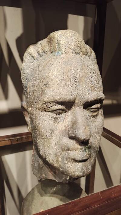 Alfons Karny Autoportret. Granit. Białystok 2026 Zdjęcie Szymon Martysz